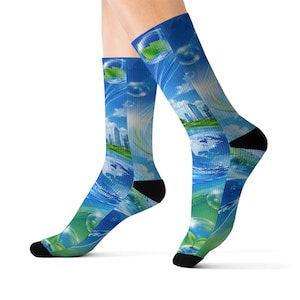 Könnte beinhalten: Crew-Socken mit einem lebendigen Design, das eine Stadtlandschaft, Wasser und Blasen vor blauem Himmel zeigt. Die Socken haben schwarze Fersen und Zehen. Das Design enthält grüne und weiße Akzente und erzeugt ein farbenfrohes Muster.