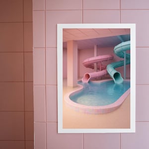 Könnte beinhalten: Ein gerahmter Druck mit einer surrealen Indoor-Pool-Szene. Das Kunstwerk zeigt ein Becken mit geschwungener Form, umgeben von Rosa- und Pfirsichtönen. Zwei Wasserrutschen, eine rosa und eine türkis, sind zu sehen.