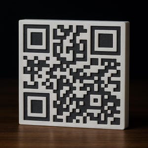 Puede incluir: Un código QR tridimensional cuadrado, con un marco blanco y un interior negro. El código QR está compuesto por una serie de cuadrados blancos y negros. El objeto se muestra sobre una superficie de madera sobre un fondo oscuro.