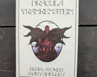 Puede incluir: Una portada de libro vintage de la "The Golden Heritage Series" con los títulos "Drácula" y "Frankenstein". La portada tiene un fondo blanco con texto negro y una ilustración central de un vampiro y un castillo en rojo y negro.