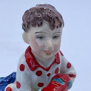 Könnte beinhalten: Ein handgefertigtes Holzschneidebrett mit natürlicher Oberfläche. Das rechteckige Brett hat eine Saftrille und einen Griff. Abmessungen: ca. 45 cm lang, 30 cm breit und 2,5 cm dick.