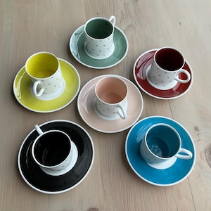 Set mit sechs Susie Coooper Kaffeetassen & Untertassen mit Sternmuster