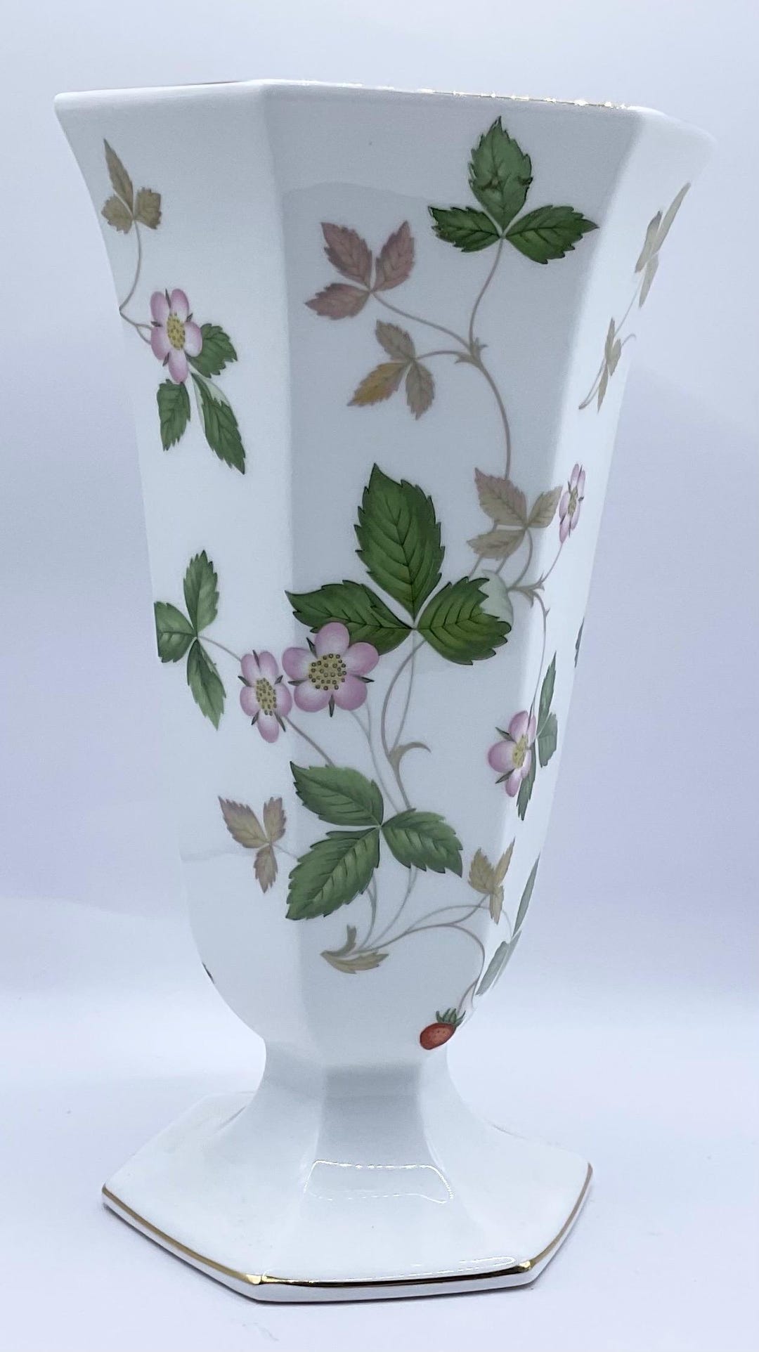 ウェッジウッド「ワイルドストロベリー」花瓶 - Etsy 日本