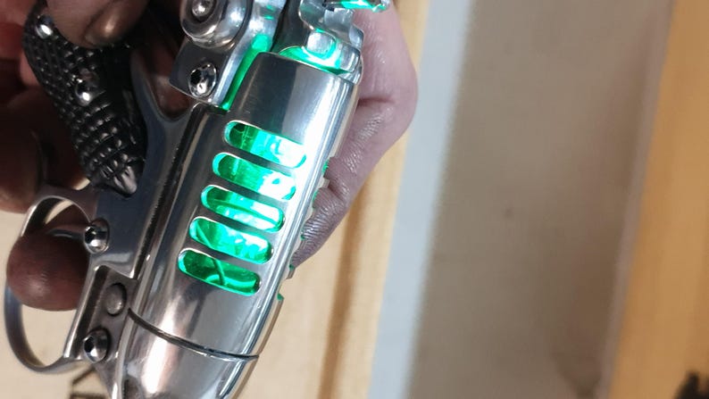 Männer in Schwarz Noisy Cricket ganz aus Metall Bild 6