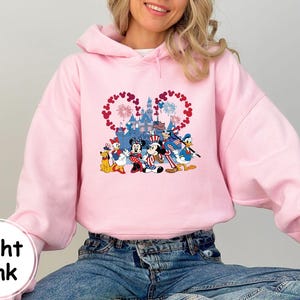 Puede incluir: Una taza de cer&aacute;mica blanca con un asa negra y el texto "But First, Coffee" en negro, con una fuente de estilo manuscrito. La taza est&aacute; sobre una superficie blanca.