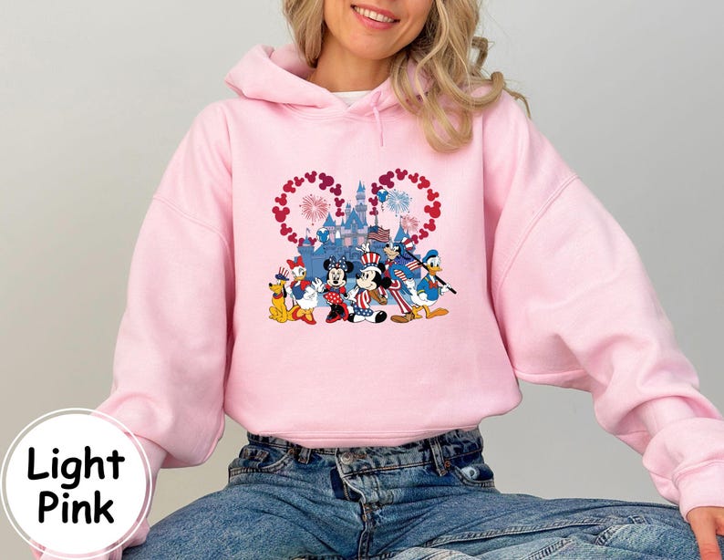 Puede incluir: Una taza de cer&aacute;mica blanca con un asa negra y el texto "But First, Coffee" en negro, con una fuente de estilo manuscrito. La taza est&aacute; sobre una superficie blanca.