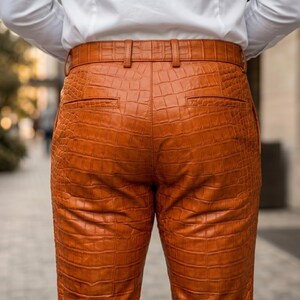 Handgjord herrkostym i orange krokodilskinn, äkta präglat läder, kavajbyxor, lyxig slim fit, balklänning, bröllopsoutfit, anpassad bild 9