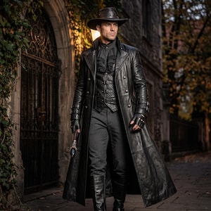 Puede incluir: Una gabardina larga de cuero negro sobre un chaleco acolchado con hebillas, una camisa con volantes y pantalones de rayas. El conjunto incluye un sombrero de ala ancha, guantes de cuero sin dedos y botas altas negras, con un bastón decorativo.