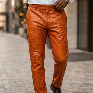 Handgjord herrkostym i orange krokodilskinn, äkta präglat läder, kavajbyxor, lyxig slim fit, balklänning, bröllopsoutfit, anpassad bild 7