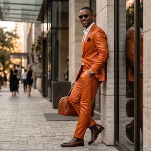 Handgjord herrkostym i orange krokodilskinn, äkta präglat läder, kavajbyxor, lyxig slim fit, balklänning, bröllopsoutfit, anpassad bild 2