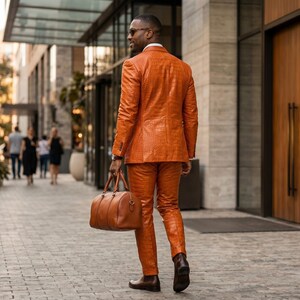 Handgjord herrkostym i orange krokodilskinn, äkta präglat läder, kavajbyxor, lyxig slim fit, balklänning, bröllopsoutfit, anpassad bild 5