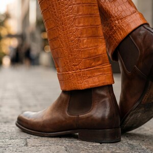 Handgjord herrkostym i orange krokodilskinn, äkta präglat läder, kavajbyxor, lyxig slim fit, balklänning, bröllopsoutfit, anpassad bild 10