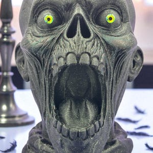 Vaso em formato de crânio de zumbi – Decoração de terror arrepiante | Toque gótico e peça única para iniciar conversas