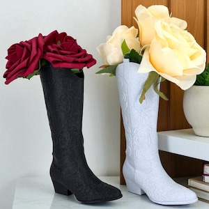 Wazon w kształcie buta kowbojskiego – kwietnik w stylu western, rustykalny element centralny, doniczka w stylu buta