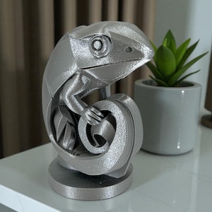 Geometric Chameleon Sculpture – Starlight Silver Reptile Decor