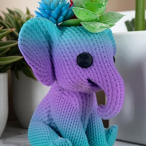 Maceta Elefante Cósmico: Maceta con degradado verde azulado y morado + Suculentas