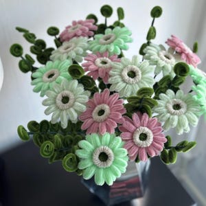 Bukiet wielobarwnych gerber z dodatkiem małych zielonych gałązek - Kwiaty ręcznie robione z drucika szenilowego - Kompozycja kwiatowa z drucików czyszczących