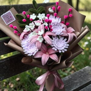 Handgemaakt boeket van pijpenragers met bloemen – kleurrijke lelies en chrysanten van chenillestelen, unieke woondecoratie, cadeau voor haar, verjaardag, jubileum