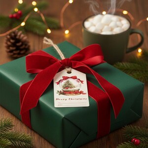 Peut inclure: Un cadeau emballé dans du papier vert, orné d'un ruban de velours rouge et d'une étiquette "Merry Christmas". Une tasse de chocolat chaud avec des guimauves et des décorations de Noël en arrière-plan.