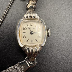 Reloj Bulova Vintage M2 para mujer, bisel de oro blanco laminado de 10 quilates.