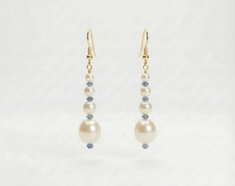 Pendientes colgantes de perlas doradas, joyería minimalista de perlas de agua dulce, pendientes colgantes hechos a mano.
