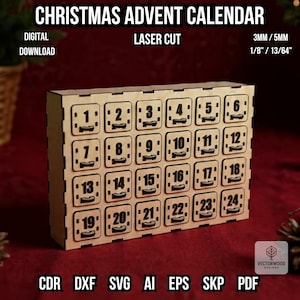 Puede incluir: Un calendario de adviento navideño de madera cortado con láser con 24 compartimentos numerados. El texto "CHRISTMAS ADVENT CALENDAR" está en la parte superior. El calendario es de madera clara y está diseñado para descarga digital. Las dimensiones son 3 mm/5 mm.