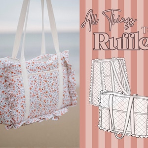 Könnte beinhalten: Eine Tragetasche mit floralem Muster, weißen Trägern und Rüschenbesatz. Die Tasche hat ein Muster aus kleinen orangefarbenen Blumen auf weißem Grund. Der Text "All Things Ruffle Tote" ist ebenfalls sichtbar.