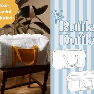 Op de afbeelding: Een lichtgrijze duffeltas met een witte gefranjerde rand en mosterdgele handvatten en accenten. De tas staat op een houten kruk. De tekst "Video Tutorial Included" staat in een gele bubbel. De tekst "The Ruffle Duffle" staat op een blauwe achtergrond.