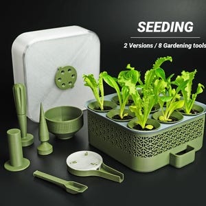 Pode incluir: Um kit de sementeira verde e branco com 8 ferramentas de jardinagem. O kit inclui um recipiente com plantas em crescimento, uma caixa branca e várias ferramentas verdes. O texto "SEEDING" e "2 Versions / 8 Gardening tools" são visíveis.