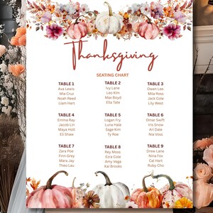 Puede incluir: Plano de asientos de Acción de Gracias con ilustraciones florales y de calabazas. La tabla enumera los números de mesa y los nombres de los invitados. El diseño presenta un estilo acuarela con colores cálidos.
