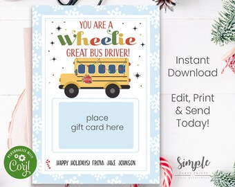 Può includere: Un porta biglietti regalo stampabile blu e bianco con un autobus scolastico giallo decorato con luci natalizie. Il testo recita "You are a Wheelie Great Bus Driver!" e "Happy Holidays! From: Jake Johnson".