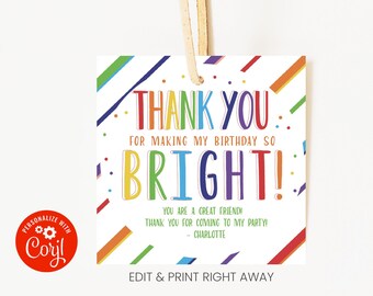 Könnte beinhalten: Ein quadratisches Geschenk-Etikett mit Regenbogen-Design und den Worten "THANK YOU FOR MAKING MY BIRTHDAY SO BRIGHT!". Das Etikett sagt auch "YOU ARE A GREAT FRIEND!" und "THANK YOU FOR COMING TO MY PARTY!" mit dem Namen "Charlotte".