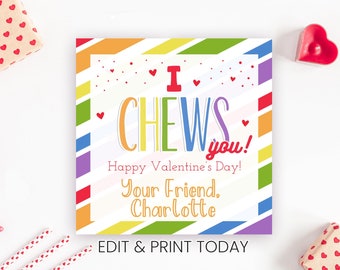 Op de afbeelding: Een printbare Valentijnskaart met een regenboogkleurige gestreepte achtergrond. De kaart zegt "I CHEWS you! Happy Valentine's Day! Your Friend. Charlotte" en heeft een rood hart bovenaan. De tekst "EDIT & PRINT TODAY" staat onderaan de kaart.