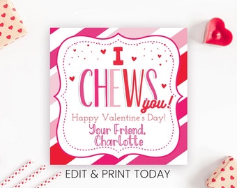 Op de afbeelding: Printbare Valentijnskaart met roze en rode strepen en harten. De kaart zegt "I CHEWS you! Happy Valentine's Day! Your Friend. Charlotte" en "EDIT & PRINT TODAY".
