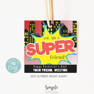 K&ouml;nnte beinhalten: Ein Valentinstag-Geschenkanh&auml;nger mit einem Design im Comic-Stil. Der Anh&auml;nger zeigt einen gelben Ausbruch mit den Worten "YOU ARE A SUPER Friend!" in Rot. Auf der Unterseite des Anh&auml;ngers steht "Happy Valentine's Day! YOUR FRIEND, WESTON."