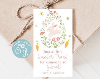 Pode incluir: Uma etiqueta de presente branca com um design floral colorido que apresenta um coelho branco, cenouras e o texto "Just a little Easter Treat for someone so Sweet! Love, Charlotte".