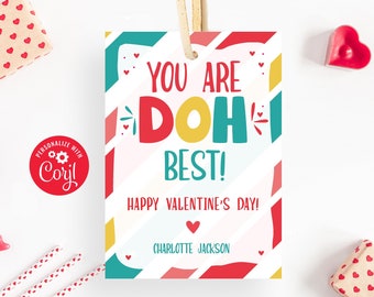Può includere: Un'etichetta regalo colorata per San Valentino con il testo "You are doh! best! Happy Valentine's Day! Charlotte Jackson". L'etichetta ha uno sfondo a strisce rosso, giallo, blu e bianco.