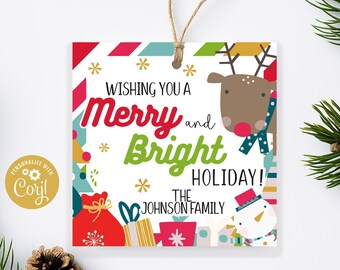 Puede incluir: Una etiqueta de regalo de Navidad blanca con una ilustración roja, verde y azul de un reno, un muñeco de nieve, regalos y una estrella. El texto en la etiqueta dice "Wishing you a Merry and Bright Holiday! The Johnson Family."