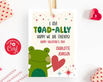 Peut inclure: Une carte de Saint-Valentin imprimable avec une grenouille verte tenant un cœur rouge. La carte dit "Je suis totalement heureux que nous soyons amis ! Joyeuse Saint-Valentin !" et est personnalisée avec le nom "Charlotte Johnson".