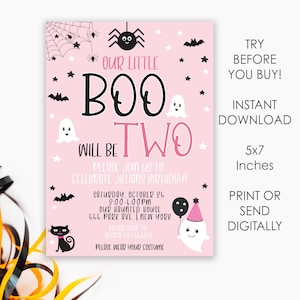 Könnte beinhalten: Rosa-schwarze druckbare Einladung zum zweiten Geburtstag eines Kindes. Die Einladung zeigt ein Gespenst, eine Spinne und Fledermäuse. Der Text lautet "Our Little Boo Will Be Two".