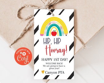 Könnte beinhalten: Ein farbenfroher Geschenkanhänger mit einem Regenbogen aus Bleistiften, einem Lineal und Büroklammern. Der Text lautet "Hip, Hip Hooray! Happy 1st Day! Welcome Back! We are going to have a great year! Canyon PTA".