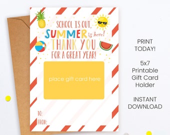 Pode incluir: Um porta-cartões de presente imprimível de 5x7 com um tema de verão. O porta-cartões apresenta um fundo listrado vermelho e branco com um sol amarelo, uma melancia, um abacaxi e uma bola de praia. O texto no porta-cartões diz "A escola acabou, o verão está aqui! Obrigado por um ótimo ano!" e tem um espaço para colocar um cartão de presente.