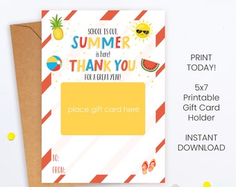 Pode incluir: Um porta-cartão de presente imprimível de 5x7 com um tema de verão. O porta-cartão apresenta um fundo listrado vermelho e branco com um sol amarelo, uma melancia, um abacaxi, uma bola de praia e chinelos. O texto "A escola acabou, o verão está aqui! Obrigado por um ótimo ano!" está impresso no porta-cartão. O texto "Coloque o cartão de presente aqui" está impresso em um retângulo amarelo.