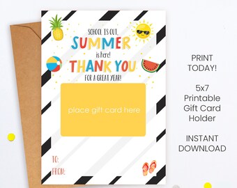 Pode incluir: Porta-cartão de presente imprimível 5x7 com tema de verão. O design apresenta um fundo amarelo com listras pretas e brancas, um sol com óculos de sol, um abacaxi, uma bola de praia, uma melancia e o texto "A escola acabou, o verão está aqui! Obrigado por um ótimo ano!"