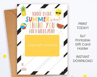 Pode incluir: Porta-cartão de presente imprimível 5x7 com tema de verão. O porta-cartão tem um fundo amarelo com listras pretas e brancas. O texto no porta-cartão diz "A escola acabou, o verão está aqui! Obrigado por um ótimo ano!" Há um lugar para colocar um cartão de presente no centro do porta-cartão.