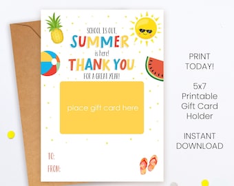 Pode incluir: Um porta-cartões de presente imprimível de 5x7 cm com tema de verão. O porta-cartões de presente tem um fundo amarelo com uma borda branca e um recorte para um cartão de presente. O design inclui um abacaxi, uma bola de praia, uma melancia e um sol com óculos de sol. O texto "A escola acabou, o verão chegou! Obrigado por um ótimo ano!" está impresso no porta-cartões de presente.