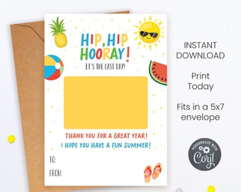Pode incluir: Um cartão imprimível com fundo amarelo e ilustrações coloridas com tema de verão. O cartão diz "Hip, Hip Hurra! É o último dia!" e "Obrigado por um ótimo ano! Espero que tenha um verão divertido!" Também tem espaço para uma foto e espaço para escrever "Para:" e "De:".