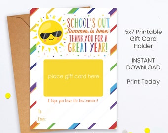 Pode incluir: Um porta-cartão de presente imprimível de 5x7 com um fundo listrado colorido e um sol de desenho animado usando óculos de sol. O texto diz "School's Out Summer is here! Thank you for a Great Year!" e inclui um espaço para colocar um cartão de presente.
