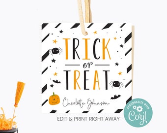 Puede incluir: Etiqueta de bolsa de golosinas de Halloween imprimible a rayas blancas y negras con una araña negra, una calabaza y murciélagos. El texto dice "Trick or Treat" con un nombre personalizado, "Charlotte Johnson". La etiqueta está diseñada para ser editada e impresa utilizando el sitio web "Coryl".