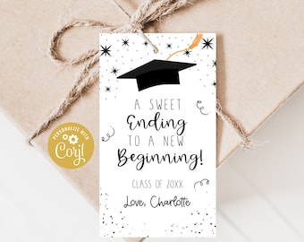 Op de afbeelding: Een wit afstudeercadeau-etiket met zwarte en gouden accenten. Het etiket heeft een zwarte afstudeerpet met een gouden kwast, een zwart-wit confettipatroon en de tekst "A sweet ending to a new beginning! Class of 20XX Love, Charlotte".